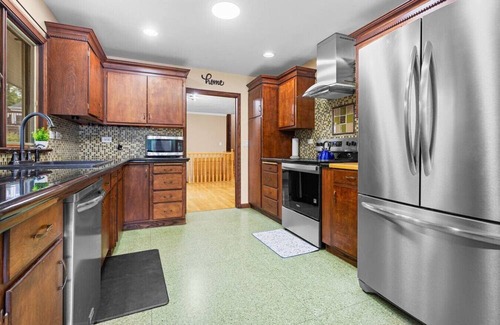 Rockford House | Spacious 4BR Retreat in Rockford