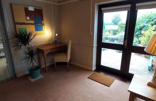 Bedford Apartment | Studio Apartment with outside decking area and countryside views. Pet Friendly