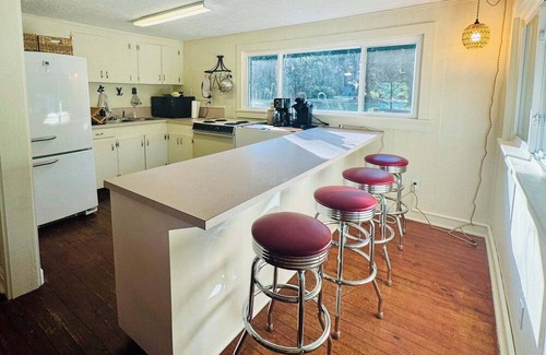 Quincy Cottage | Lake Talquin cozy 2-bedroom cottage w/peaceful lakeview. 35 minutes from FSU.
