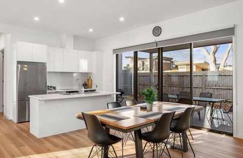 Rhyll House | Rhyll Family Escape in Rhyll