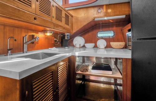 Sausalito Boat Rental | Sausalito Floating Gem: A Charming Stay by the Bay