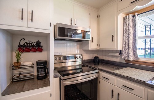 Rochester House | Little Nest/ 2 mi to Mayo Clinic, 2 bed w/Lg Yard,Pet Friendly,One level home