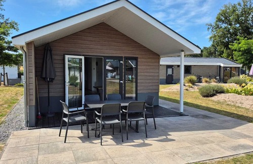 Rauw House | Detached 3 bedroom waterfront bungalow