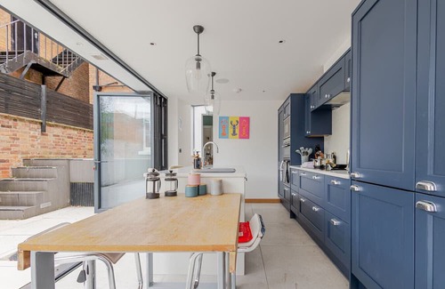 Leamington Spa House | Stylish 5-Bed Townhouse in Prime Leamington Spa