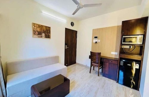 Kandivali East Apartment | 1BHK Cozy Service Apt in Malad west