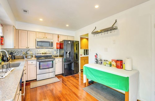 Herndon House | Close to Hospital & Dulles: Herndon Townhome