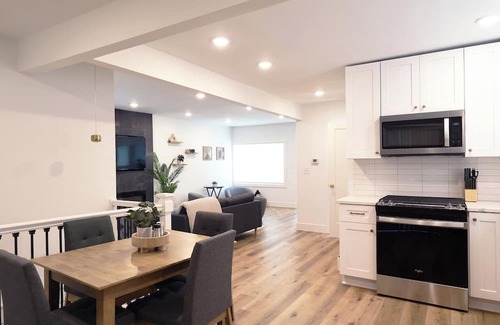 West Seventh House | Highland Park 3BR Family + Pet Friendly Retreat Close to MOA, Airport, Colleges