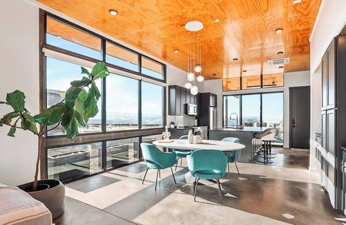 Quincy House | Luxe Winery Spa Retreat with Columbia Gorge & Lake Views 2bd/2ba