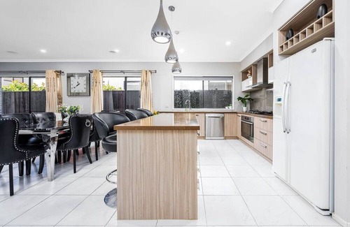 Chirnside Park House | Cloverlea Spacious 4BR Yarra Valley Getaway
