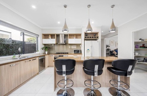 Chirnside Park House | Cloverlea Spacious 4BR Yarra Valley Getaway