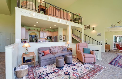 Marcola House | Prime McKenzie River Gem: Sunroom + Views!