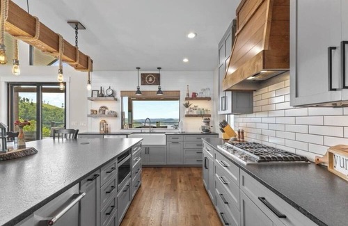Maynardville House | Luxury Mountain & Lakeside Retreat with Hot Tub