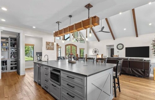Maynardville House | Luxury Mountain & Lakeside Retreat with Hot Tub