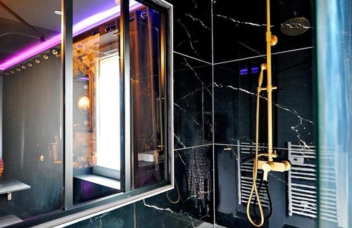 Bourgoin-Jallieu Apartment | La suite Majestueuse/Private XXL spa/Croix de st André/Luminous ambience/Luxury