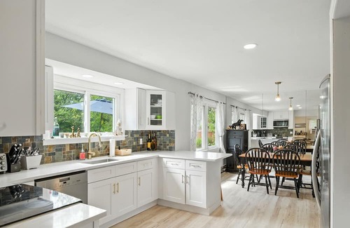 West Babylon House | 4BR Waterfront Ryder Cup Rental w/Hot Tub, Fishing