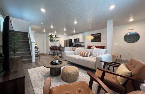 Layton House | Charming Layton Townhome. Cozy home near Hill AFB, Lagoon & Snow Basin.