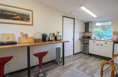 Longford Cottage | SHARON'S SHEPHERD HUT, pet friendly, with hot tub in Knockin