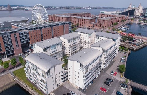 The Docks House | 2 Bedroom Dockland Apartment- Free Parking for one car.