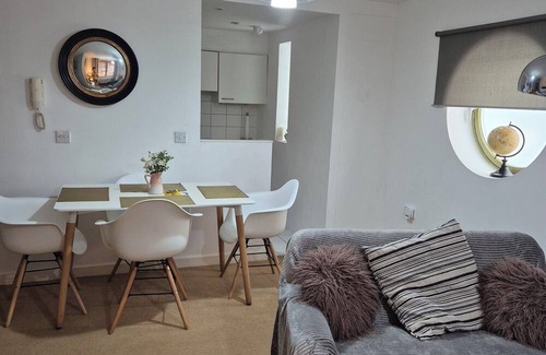 The Docks House | 2 Bedroom Dockland Apartment- Free Parking for one car.