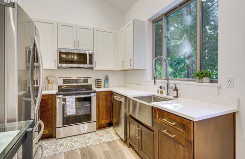 Redmond House | 5 Mi to Chateau Ste Michelle: Creekside Escape!