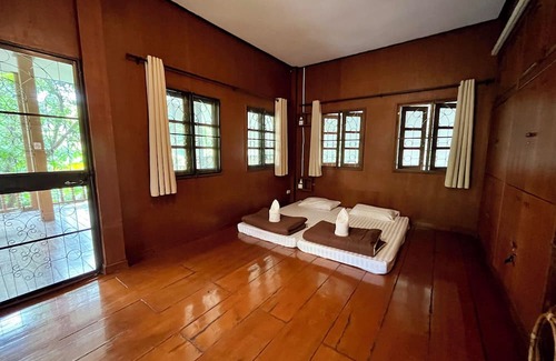 Chang Phueak House | Spacious 4-guest suite, private terrace & Aircon in prime location .n