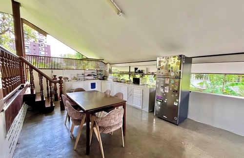Chang Phueak House | Spacious 4-guest suite, private terrace & Aircon in prime location .n