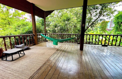 Chang Phueak House | Spacious 4-guest suite, private terrace & Aircon in prime location .n