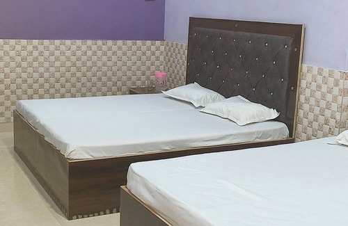 Mathura House | Tranquil 2-bedroom house in charming Mathura with AC