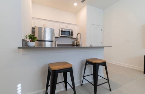 Winter Garden Apartment | Apartment for travel workers/desk & full kitchen