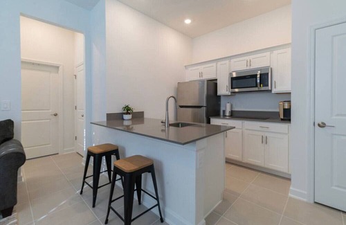 Winter Garden Apartment | Apartment for travel workers/desk & full kitchen