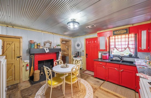 Lexington Cabin | Tennessee Homeplace between Jackson and Lexington, TN, 12 minutes from I-40