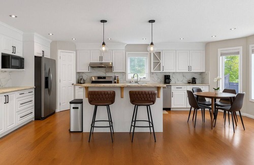 Signal Hill House | Modern 4BR Home with Garage, Fireplace & Backyard