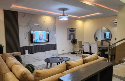 Ajah House | Charming 2-Bedroom Duplex Minute from LBS