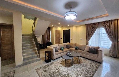 Ajah House | Charming 2-Bedroom Duplex Minute from LBS