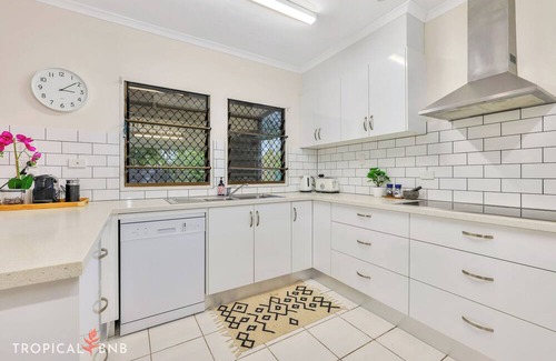 Anula House | Spacious 4BR Family Home on Big Block | Sleeps 10