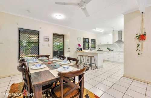 Anula House | Spacious 4BR Family Home on Big Block | Sleeps 10