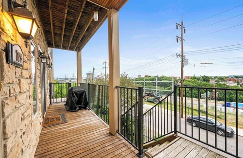Covington Condo | The City Staycation Condo - Downtown Cincy Views