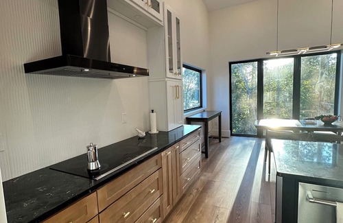 Granite Falls House | Stylish & Modern Lakefront House, Dog Friendly