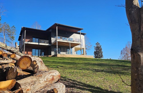 Granite Falls House | Stylish & Modern Lakefront House, Dog Friendly