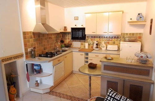 Thesee House | Holiday Home 'La Maison Bleue' with Private Terrace, Private Garden and Wi-Fi