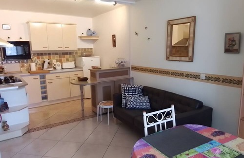 Thesee House | Holiday Home 'La Maison Bleue' with Private Terrace, Private Garden and Wi-Fi