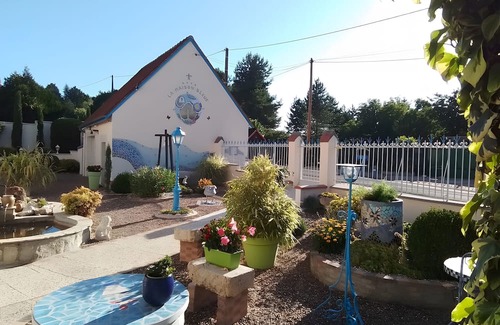 Thesee House | Holiday Home 'La Maison Bleue' with Private Terrace, Private Garden and Wi-Fi