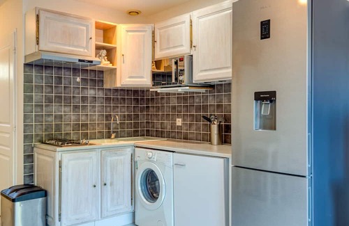 Le Bosc House | Holiday Home 'Gîte Duplex Cour Proche Lac Salagou' with Private Garden and Wi-Fi