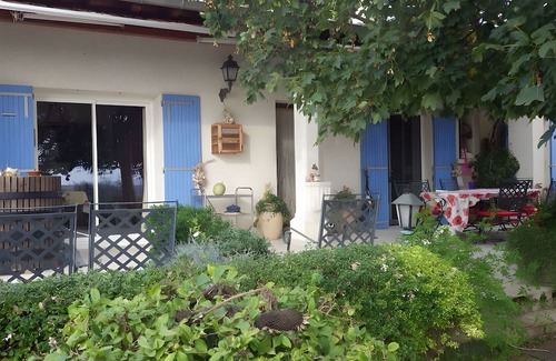Visan Apartment | Room 'Oliveraie' with Mountain View, Shared Terrace and Wi-Fi