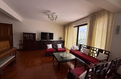 Kowloon Apartment | Brilliant 4-bedroom and 2.5 bathrooms apartment with AC in Kowloon Tong