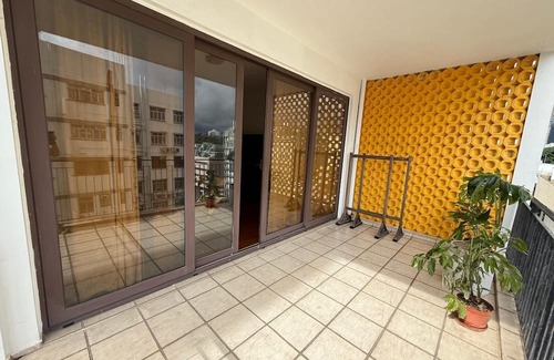 Kowloon Apartment | Brilliant 4-bedroom and 2.5 bathrooms apartment with AC in Kowloon Tong
