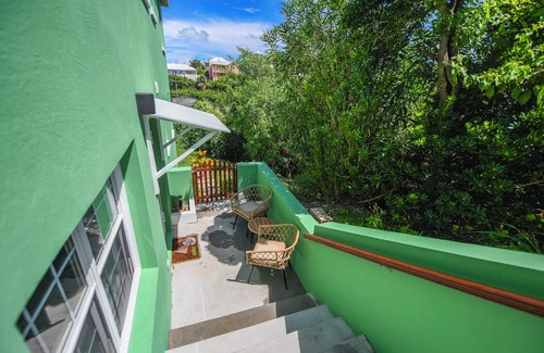 Pembroke Apartment | Cozy 1 bed-Apt in Quiet Pembroke-5 mins from Hamilton and Admiralty Beach