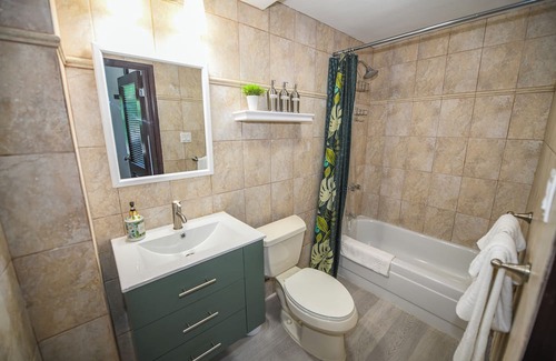 Pembroke Apartment | Cozy 1 bed-Apt in Quiet Pembroke-5 mins from Hamilton and Admiralty Beach