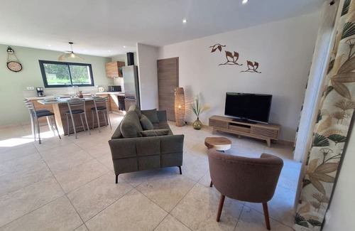 Chauzon House | Gîte La Coulée Douce-A fully air-conditioned house near the river Ardèche