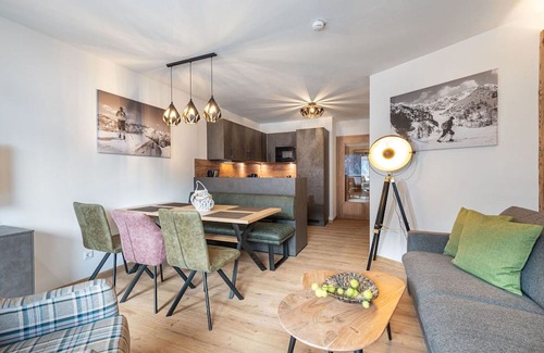 Viehhofen Apartment | Nice apartment for 8 people with WIFI, pool, TV, balcony, pets allowed and parking